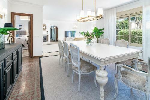 Cln- Spacious 6 Bedroom Villa Next To Beach