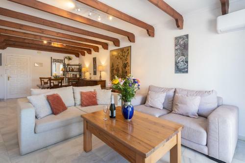 Comfortable Yacht Club Apartment