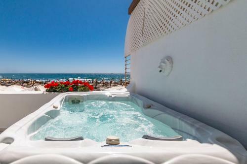 Superb Large Apartment On The Beach