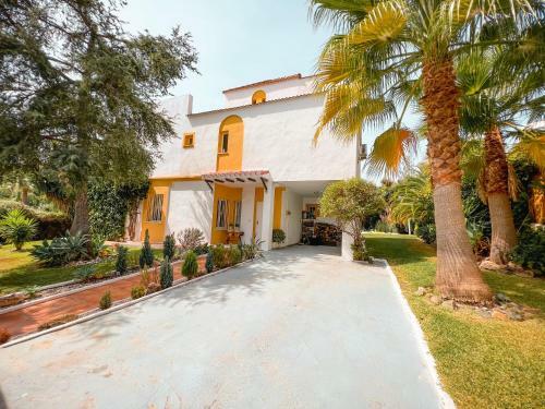 Beautiful Villa Close To Puerto Ban�s
