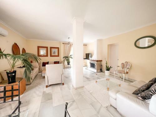 Beautiful Villa Close To Puerto Ban�s