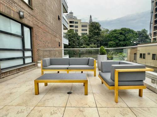 Apartamento 202 Family Haven In El Poblado: Spacious & Charming