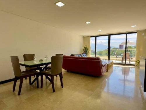 Apartamento 202 Family Haven In El Poblado: Spacious & Charming
