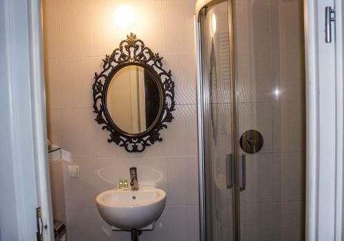 Hostal Lalala Arthotel & Wine Bar