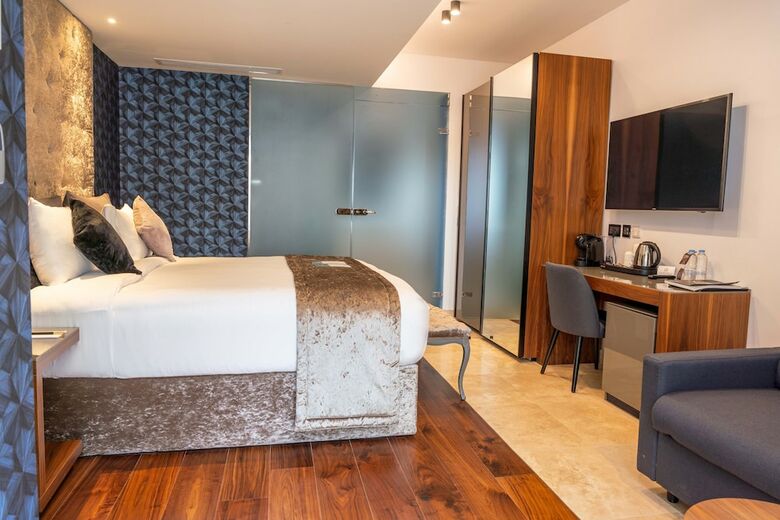 Hotel The Village Boutique And Spa