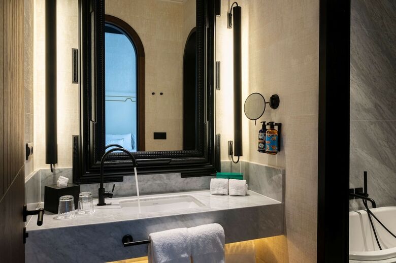 Hotel Montera Madrid, Curio Collection By Hilton