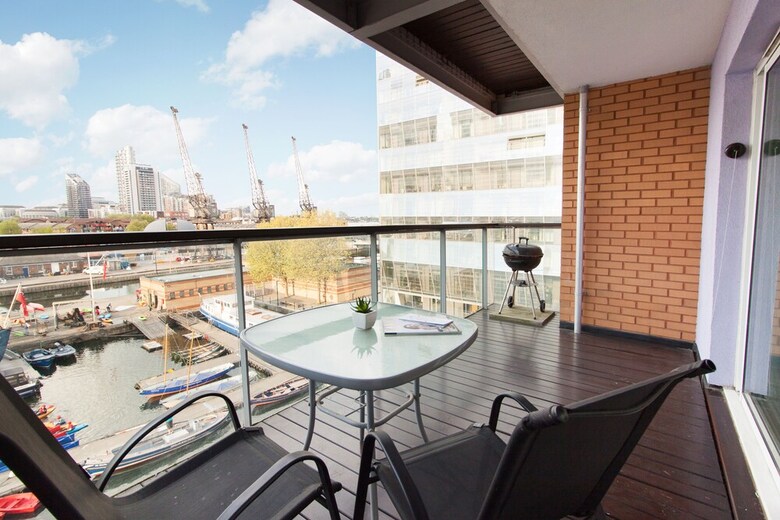 Canary Wharf Luxury River View Apartment