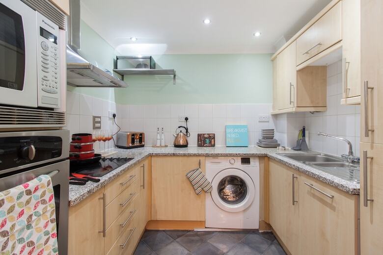 Canary Wharf Luxury River View Apartment