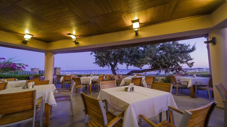 Amaryllis Front Beach Hotel