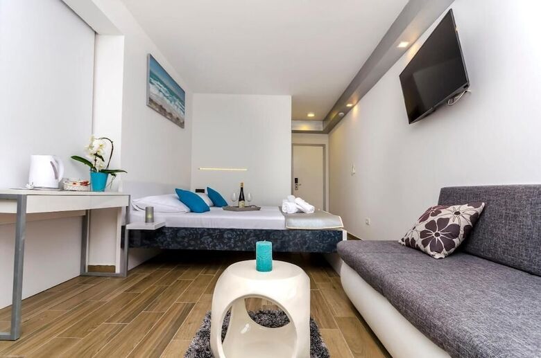 Room-all Saints Suites B&B Kastela