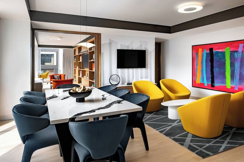 Humaniti Hotel Montreal, Autograph Collection