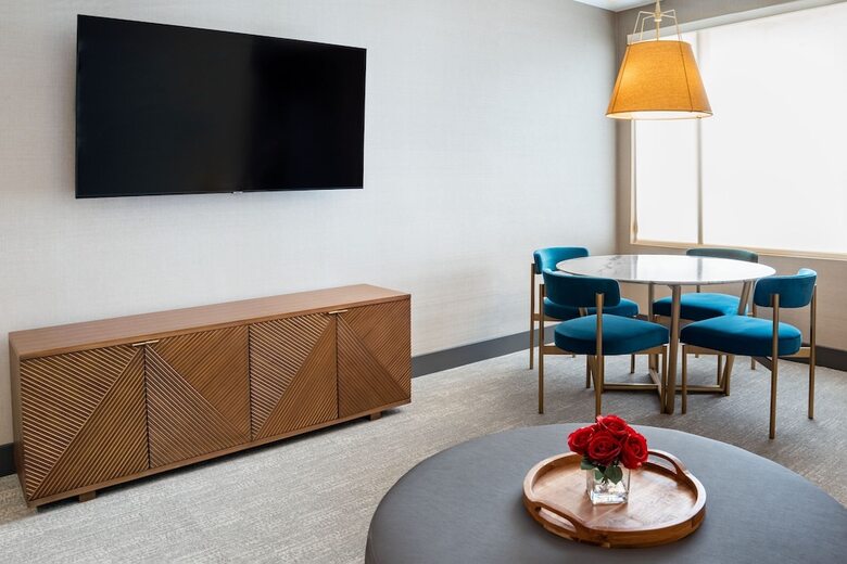 Hotel Springhill Suites By Marriott Chicago Chinatown