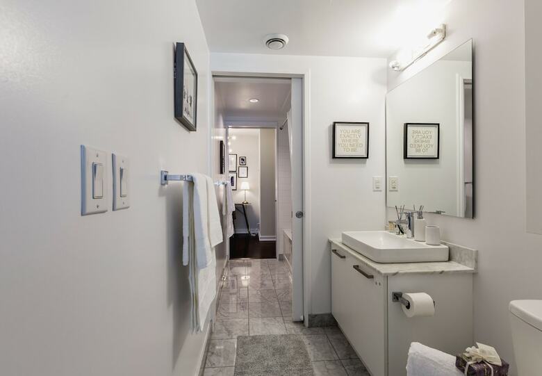 Hotel 12 York St Condo - Financial District