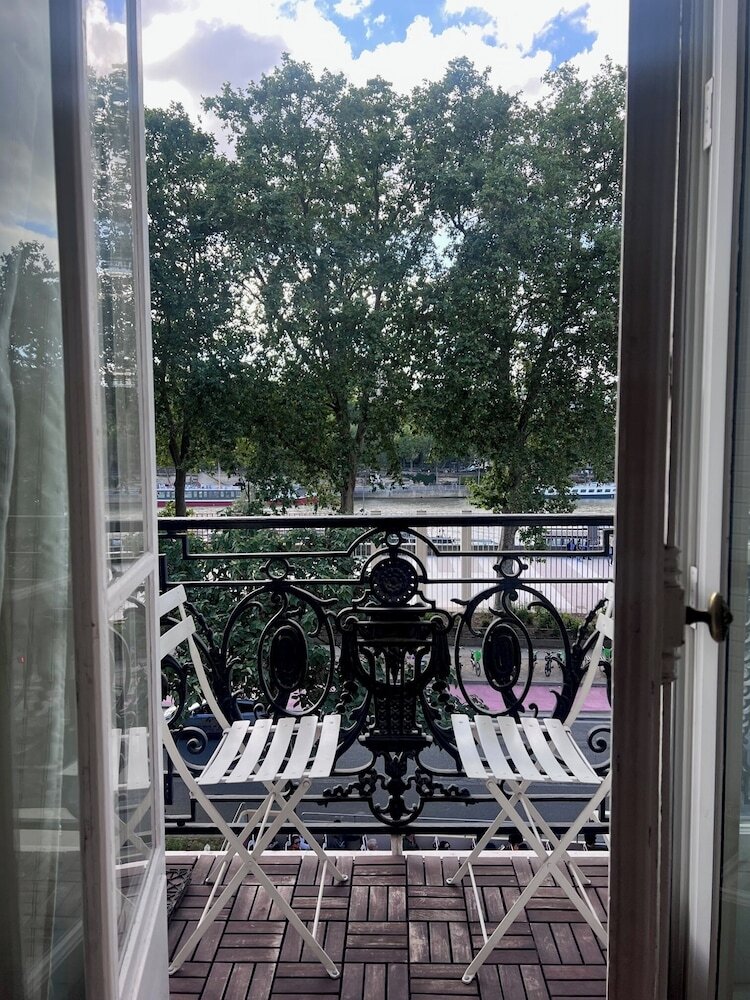Eiffel Edge Escape (30 M�tres De La Tour Eiffel)