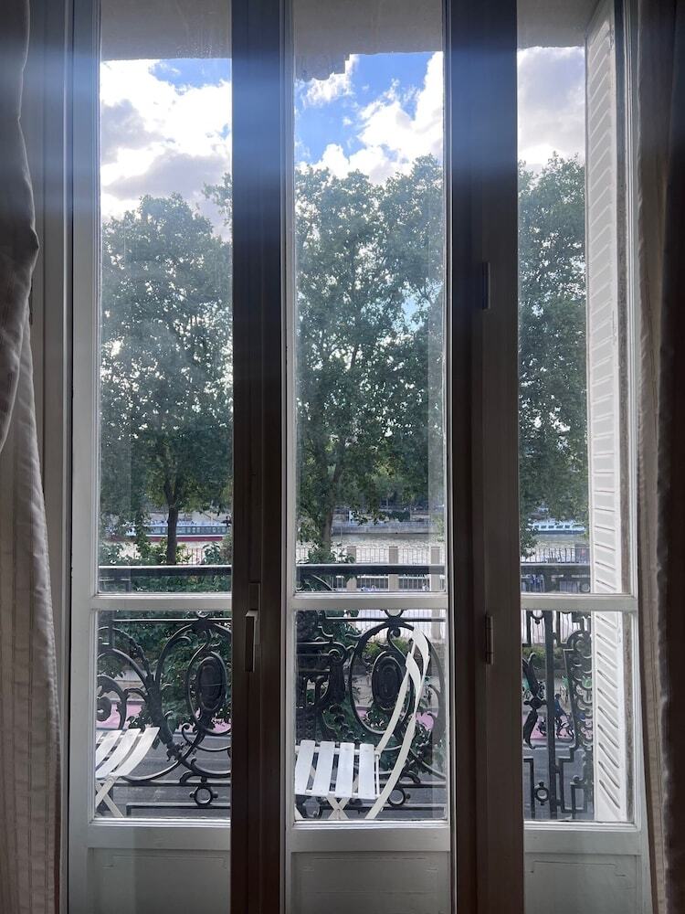 Eiffel Edge Escape (30 M�tres De La Tour Eiffel)