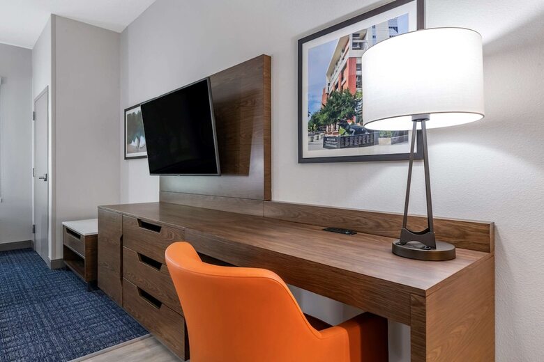 Hotel Comfort Suites Gainesville Near University