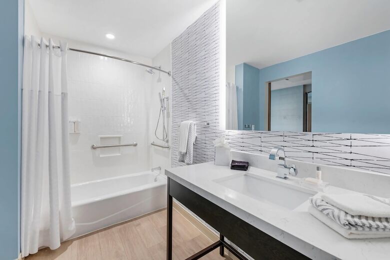 Cambria Hotel Austin Downtown