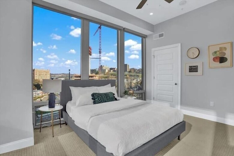 Aparthotel Two Posh Cozysuites Ppg Paints Arena
