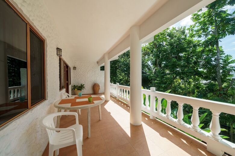 Aparthotel Beach House Condos Negril