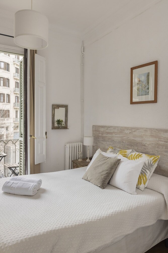 Ally's Guest House Barcelona B&B