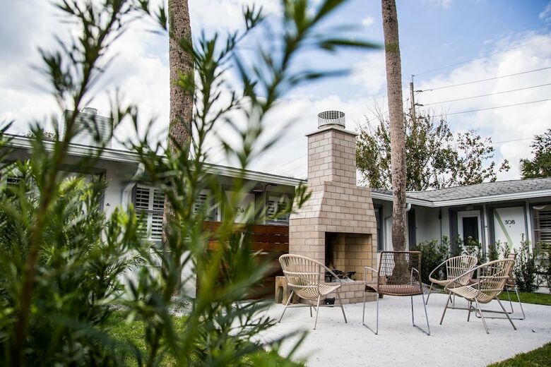 The Hotel Palms