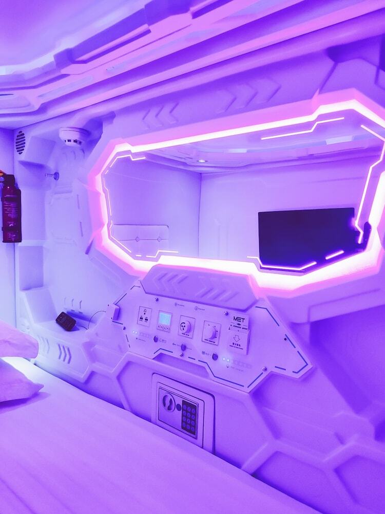 Hotel Met A Space Pod @ Arab Street