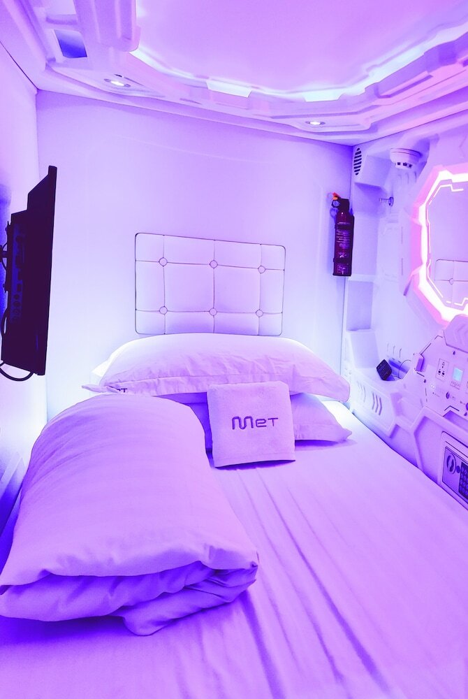 Hotel Met A Space Pod @ Arab Street