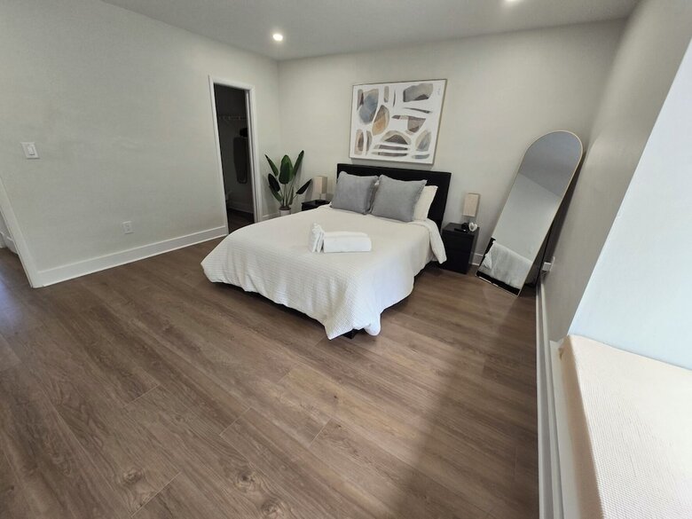 Luxurious & Spacious Townhouse In Prime Location