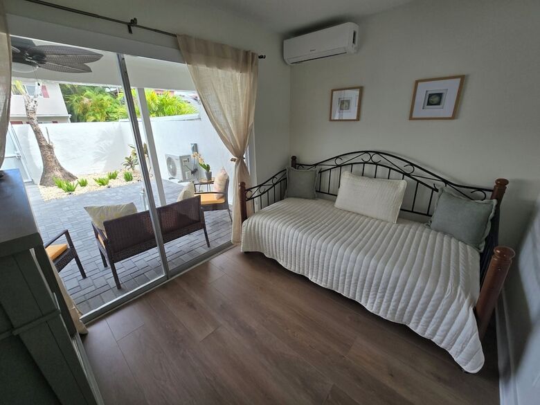 Luxurious & Spacious Townhouse In Prime Location