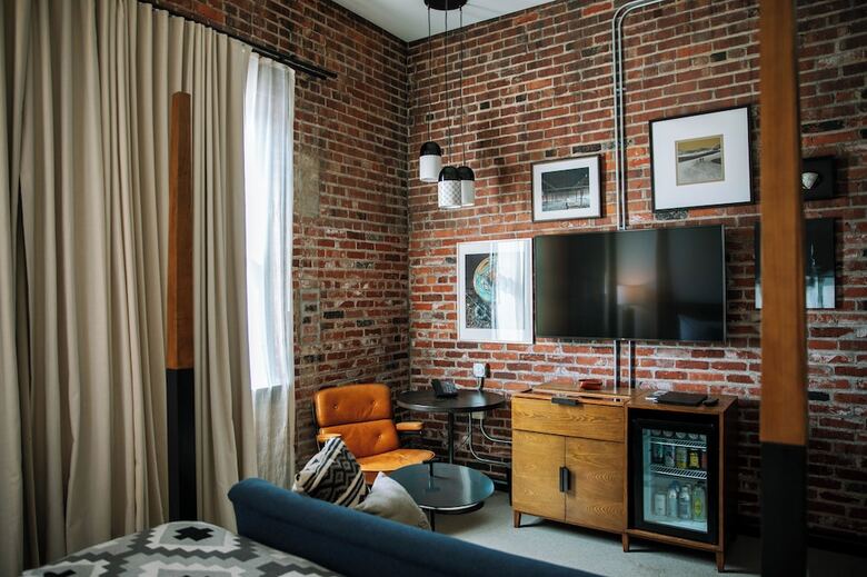 Crossroads Hotel