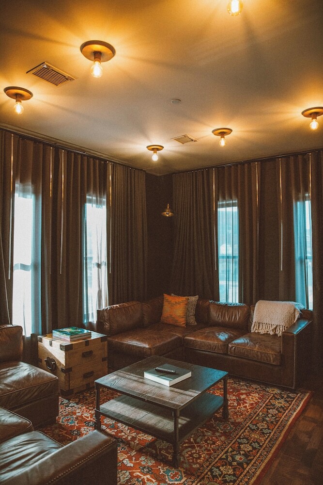 Crossroads Hotel