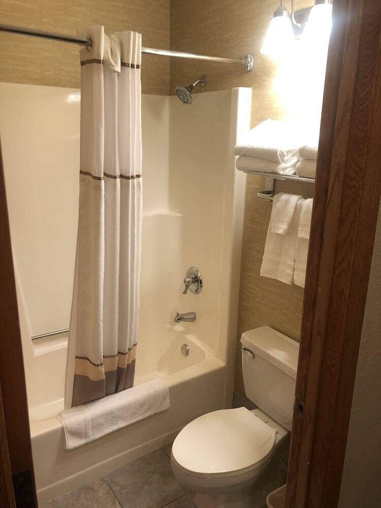 Hotel Express Suites Riverport Inn & Suites
