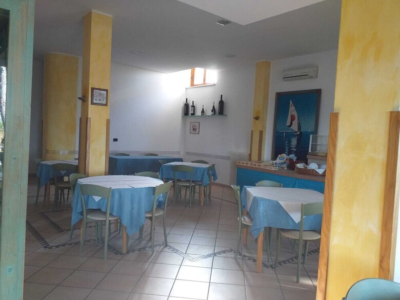Room In B&B - Spacious Double Room A Stone Throw From The Sea