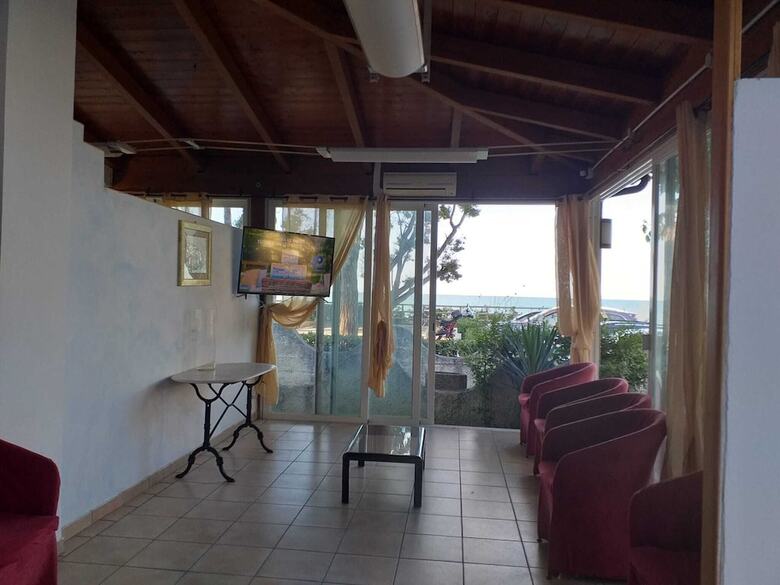 Room In B&B - Spacious Double Room A Stone Throw From The Sea