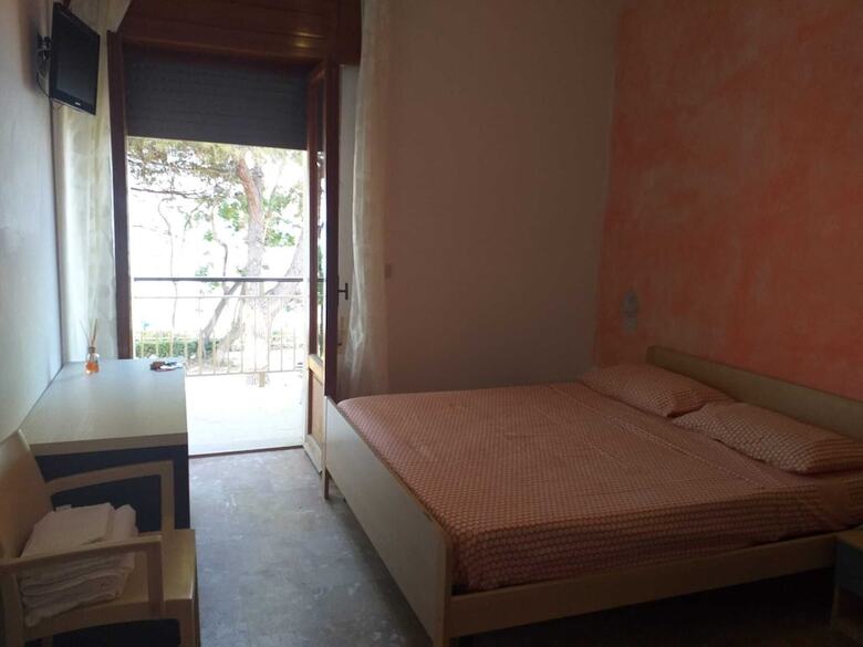 Room In B&B - Spacious Double Room A Stone Throw From The Sea