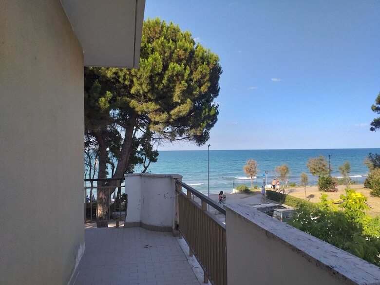Room In B&B - Spacious Double Room A Stone Throw From The Sea