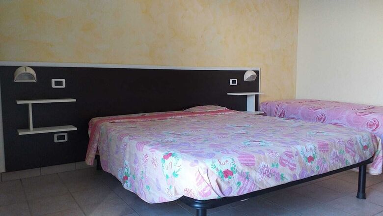 Room In B&B - Spacious Double Room A Stone Throw From The Sea