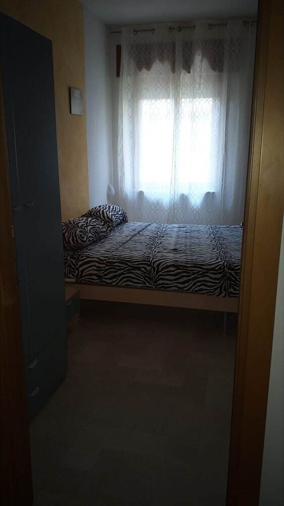 Room In B&B - Spacious Double Room A Stone Throw From The Sea