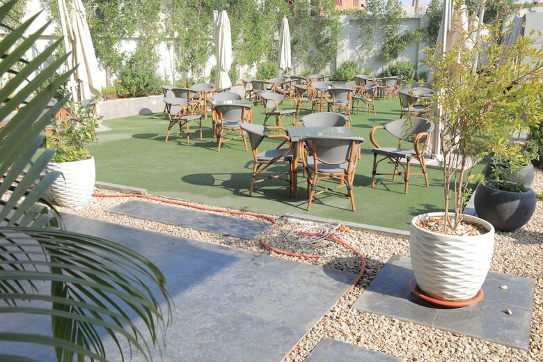 Pyramids Oasis Hotel