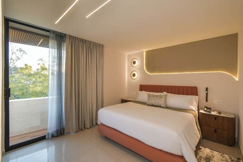 Expo Satelite 2750 Hotel & Suites