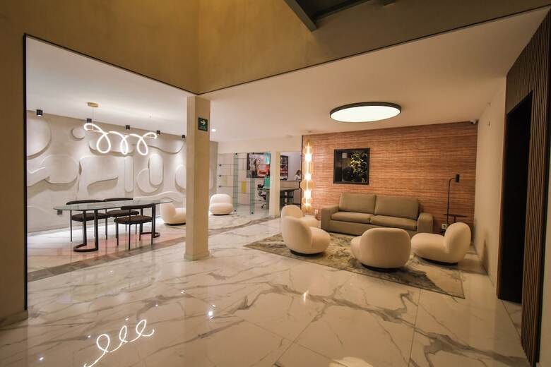 Expo Satelite 2750 Hotel & Suites