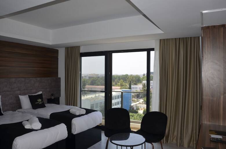 Bed & Breakfast Crown Salamis Hotel