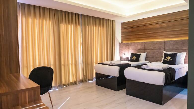Bed & Breakfast Crown Salamis Hotel