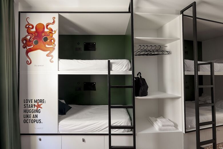 Hostal 2060 The Newton Hostel & Market