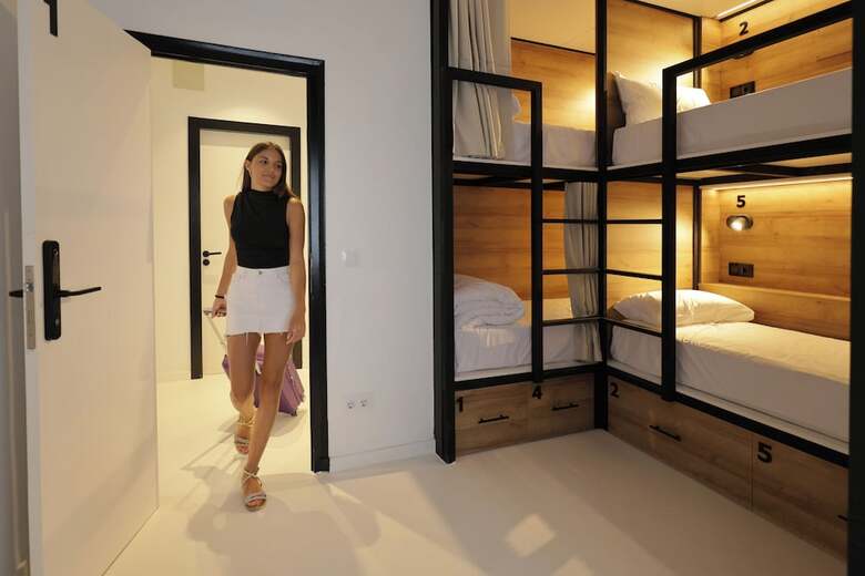Hotel Black And White Hostel
