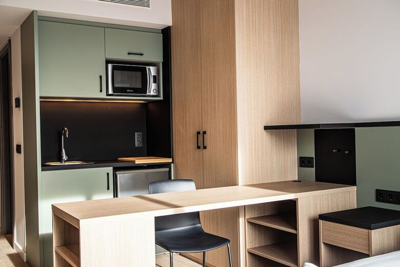 Residencia Atenea Living