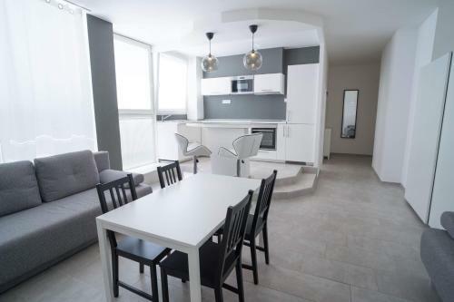 Apartments Kope?n� With Parking