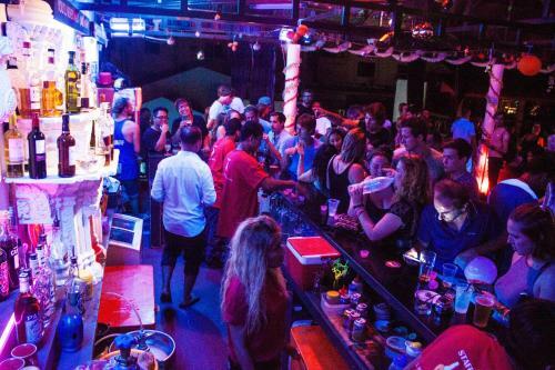 Hostal Top Banana Guesthouse & Rooftop Bar