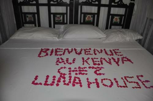 Bed & Breakfast Luna House Moyo Wa Dunia Ltd