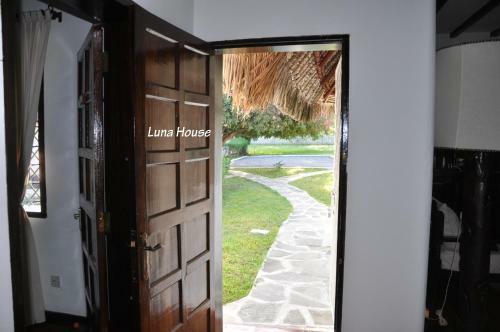 Bed & Breakfast Luna House Moyo Wa Dunia Ltd
